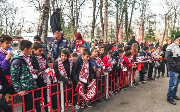 Близо 200 деца от Елин Пелин посетиха организирано ЦСКА - Спартак Варна