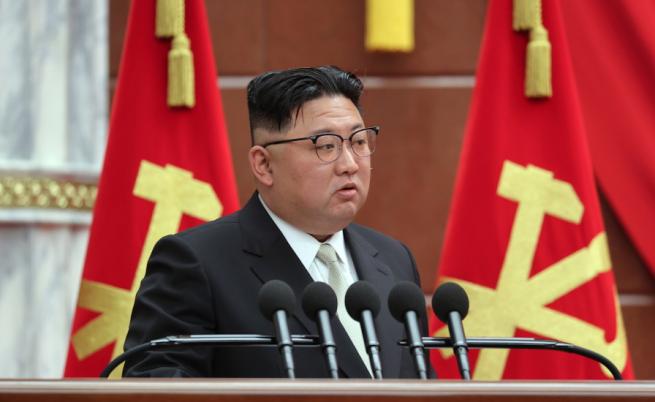 Ким Чен Ун се моли през сълзи на жените да раждат