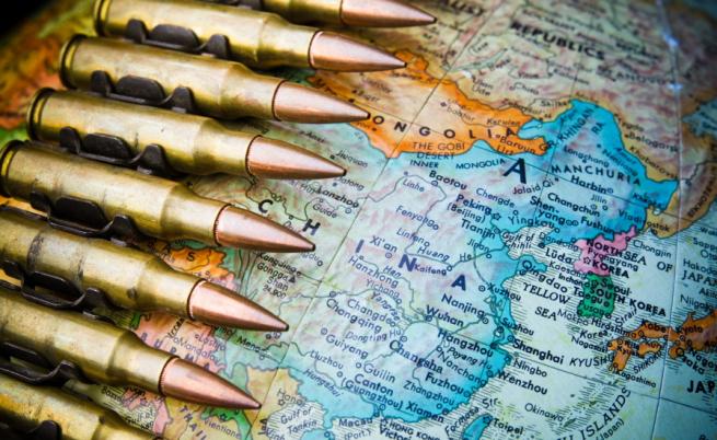 Пекин: САЩ доставят оръжия на бойното поле в Украйна, а не Китай
