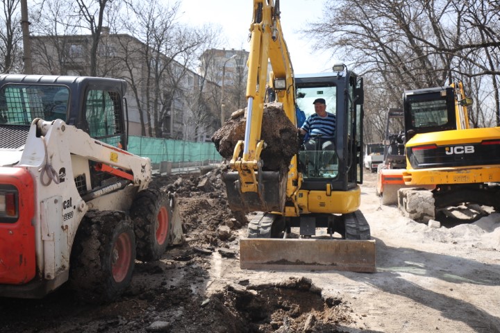 Кметът на София Йорданка Фандъкова инспектира изграждането на водопровода на ул. "Кукуш"