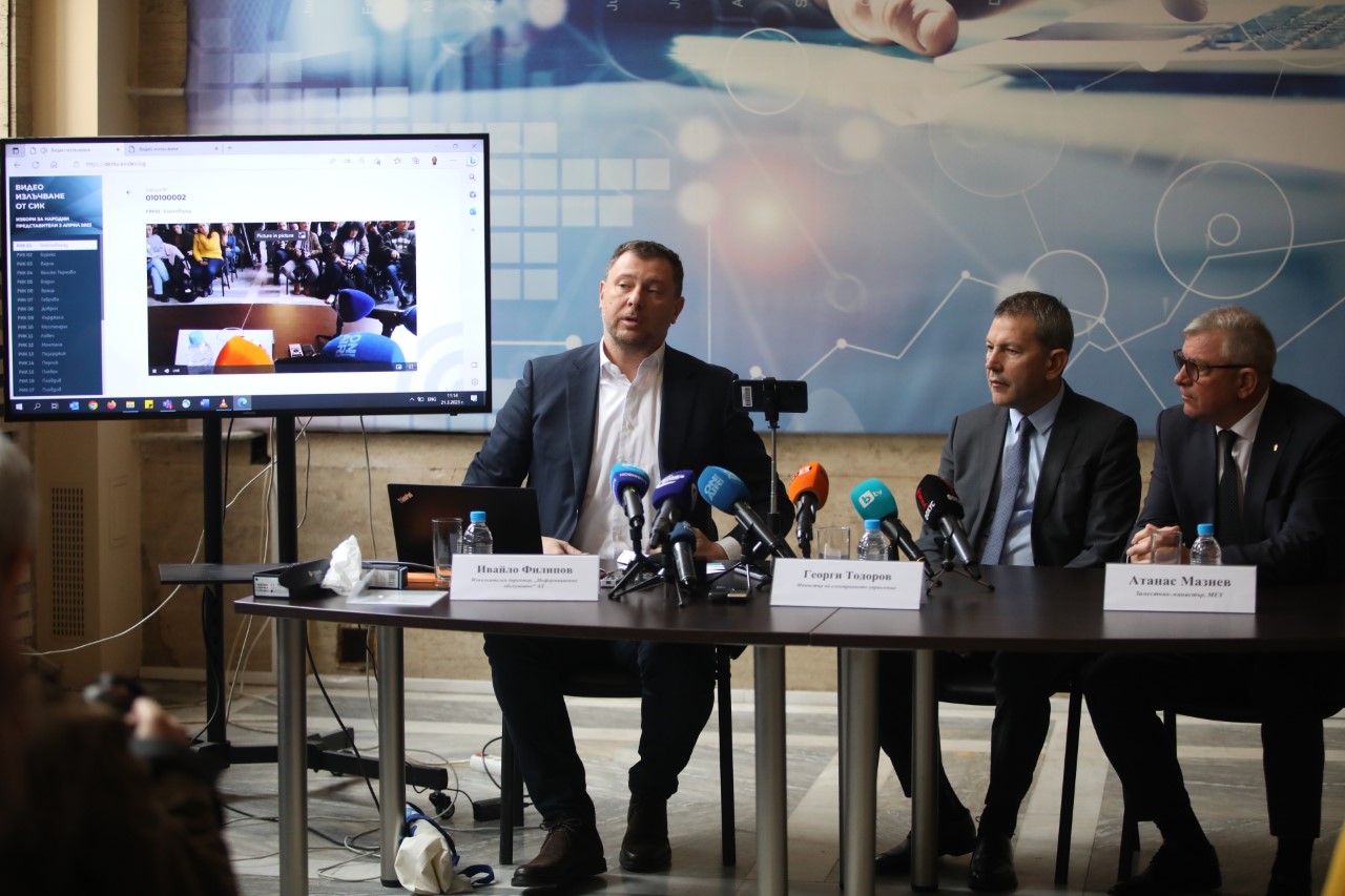 <p>На 2 април след края на изборния ден всеки един избирател ще може да наблюдава броенето на гласовете чрез специална платформа за видеоизлъчване на живо. По този повод се извърши демонстрация за самия процес по видеонаблюдение</p>