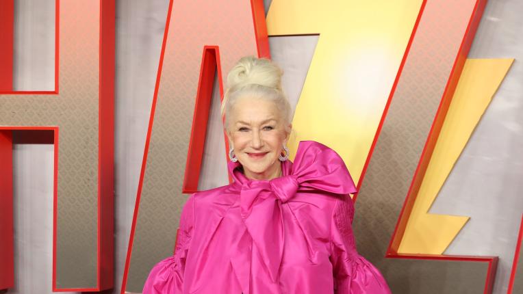  Розова кралица: Хелън Мирън е величествена за лондонската премиера на „ Шазам! Яростта на боговете “ 