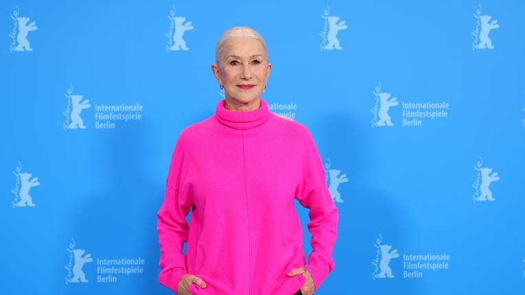 Хелън Мирън е лежерна в розово за пресконференция на Берлинале