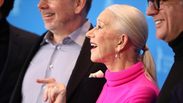 Хелън Мирън е лежерна в розово за пресконференция на Берлинале