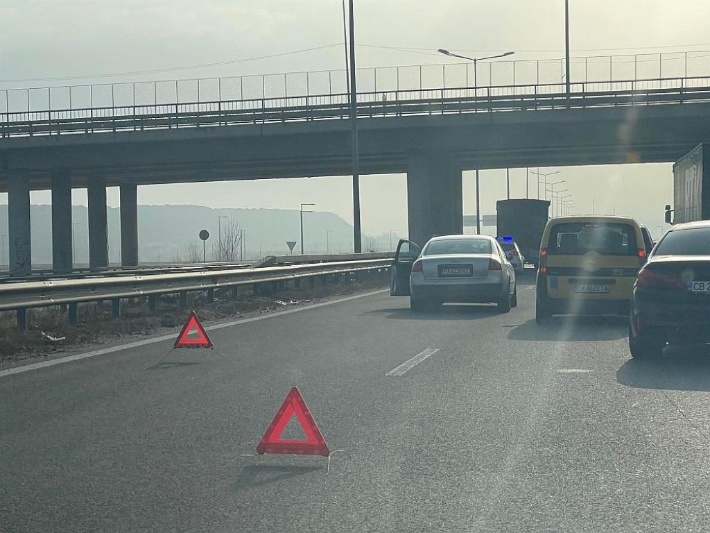 Тежка катастрофа стана малко преди обяд в София, автомобил се