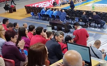 Сашо Попов наблюдава баскетболното дерби между Левски и ЦСКА във