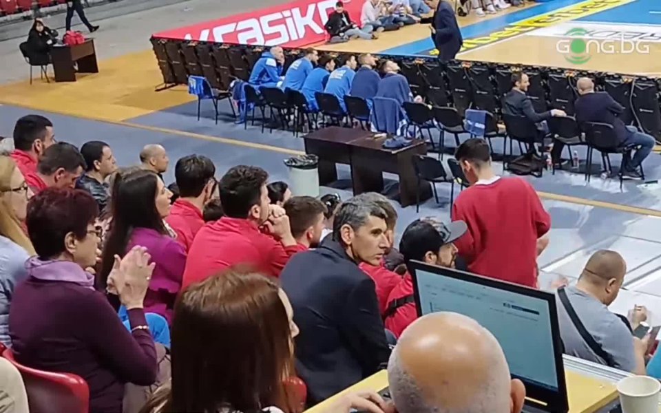 Сашо Попов наблюдава баскетболното дерби между Левски и ЦСКА във