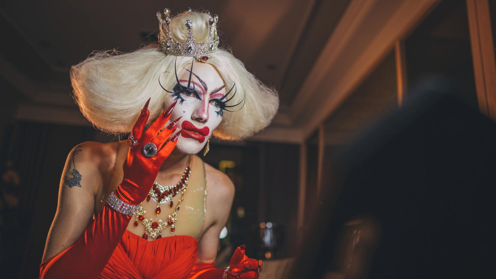 Дейвид Рейвън известен с артистичния си псевдоним Мейзи Тролет и