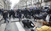 <p>Запалени контейнери, сълзотворен газ: Сблъсъци на протестите във Франция</p>