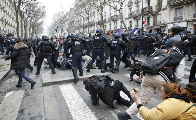 Протестите във Франция: Нови сблъсъци между демонстранти и полицията