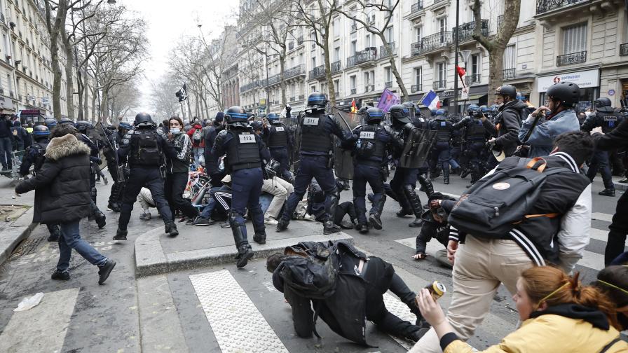 <p>Запалени контейнери, сълзотворен газ: Сблъсъци на протестите във Франция</p>