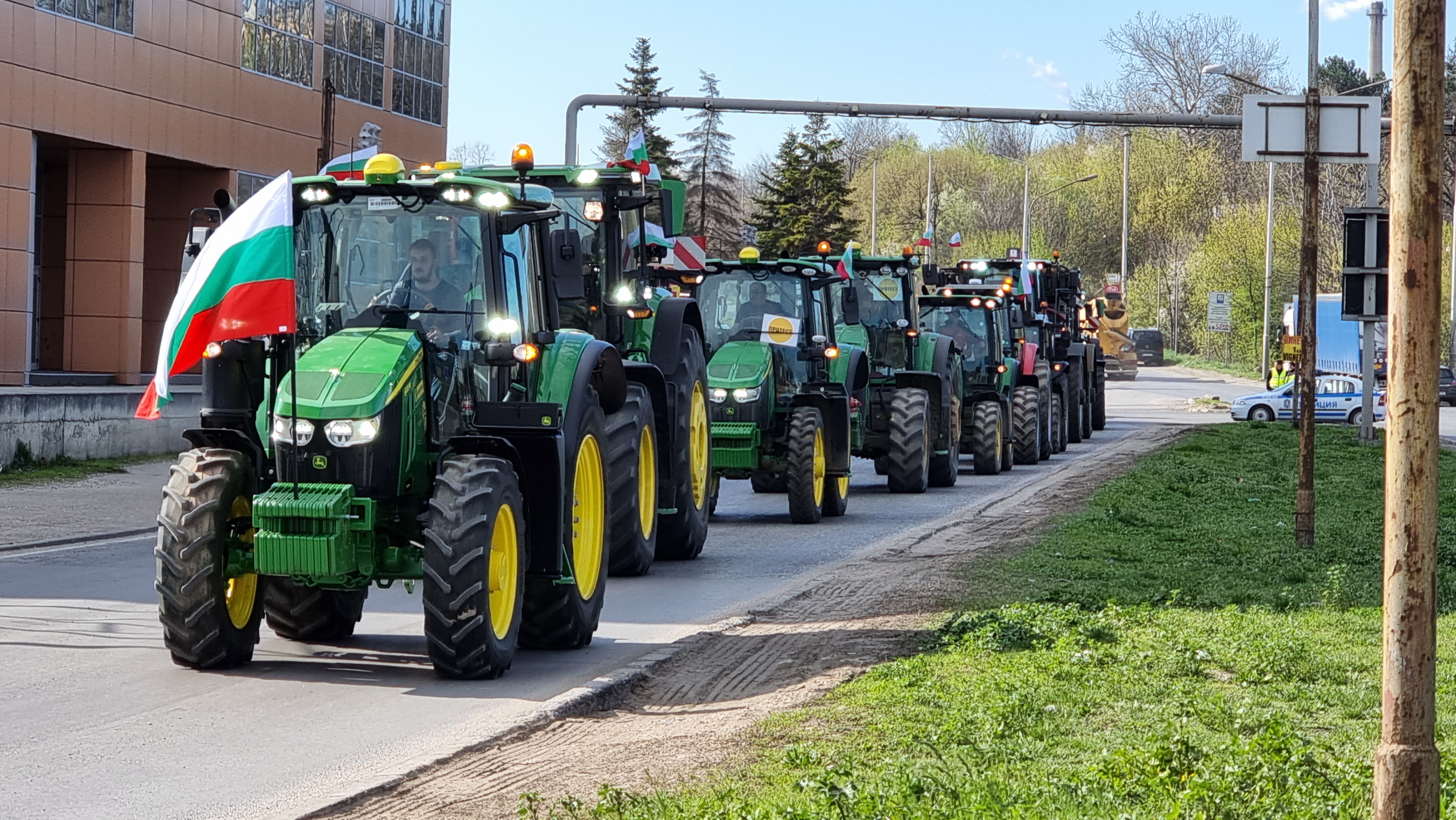 <p>Зърнопроизводители организираха протест край ГКПП &quot;Дунав мост&quot; при Русе, като блокираха със земеделски машини движението в района на граничния пункт</p>