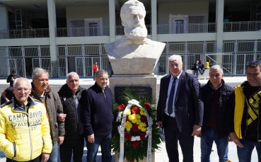 Паметникът на Христо Ботев се завърна на Колежа