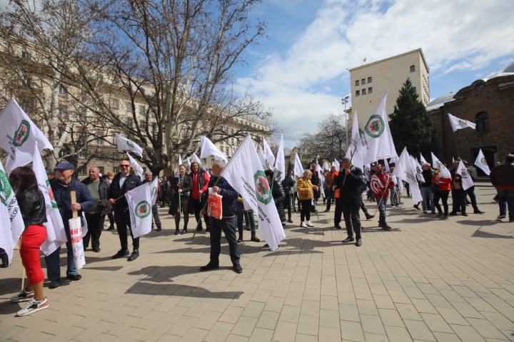 <p>Лозарите на протест, искат работещи мерки за сектора</p>