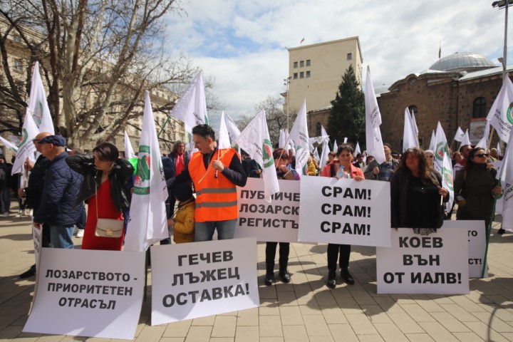 <p>Лозарите на протест, искат работещи мерки за сектора</p>