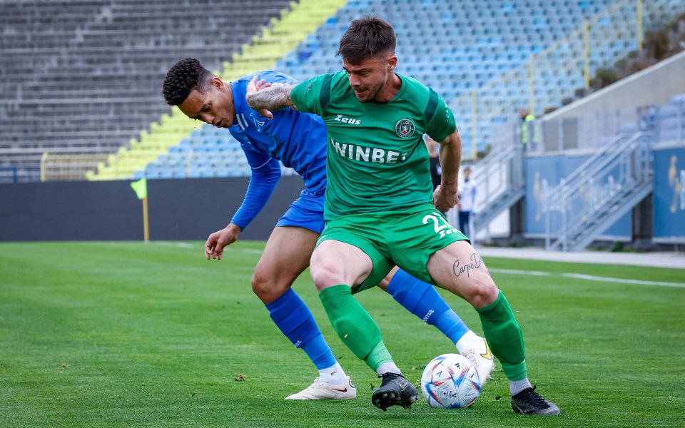 Левски и Ботев Враца играят при резултат 0:0 в контролна среща. Треньорът