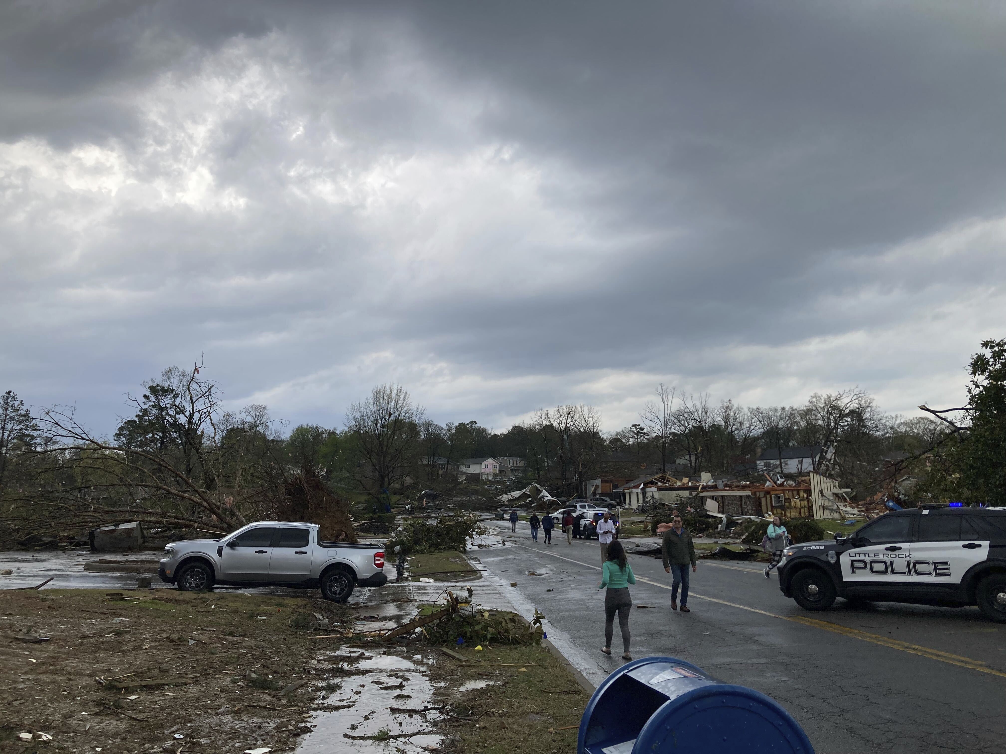 <p>Торнадо премина през столицата на американския щат Арканзас - град Литъл Рок - и околностите му, като разруши къщи, преобърна автомобили и изкорени дървета. Има пострадали.</p>