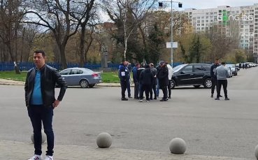 Владимир Владимиров-Гугутката  и част от феновете на Левски се събират пред сектор А