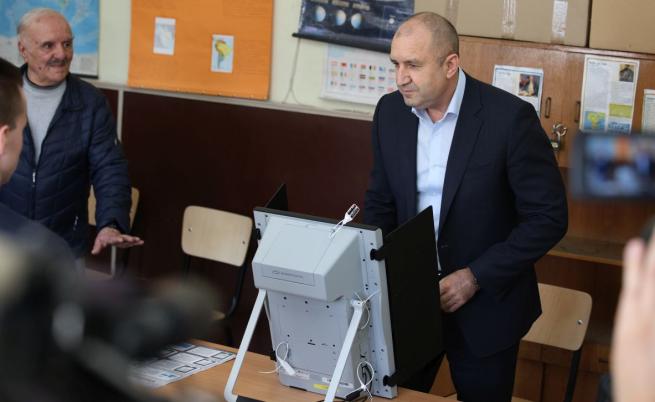 Президентът Румен Радев упражнява правото си на глас