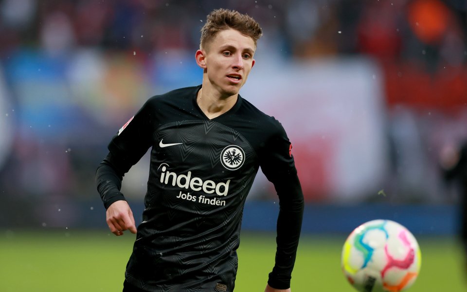 Ливърпул и Арсенал проявяват сериозен интерес към халфа на Айнтрахт