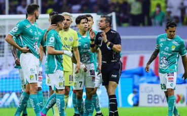 Unreal scene in Mexico where the center referee Fernando