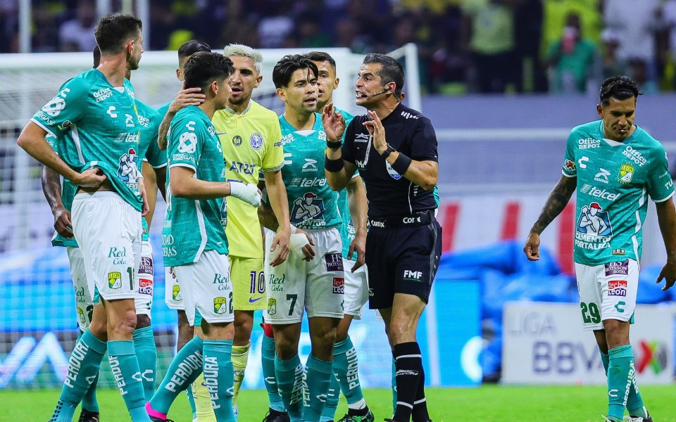 Unreal scene in Mexico, where the center referee - Fernando