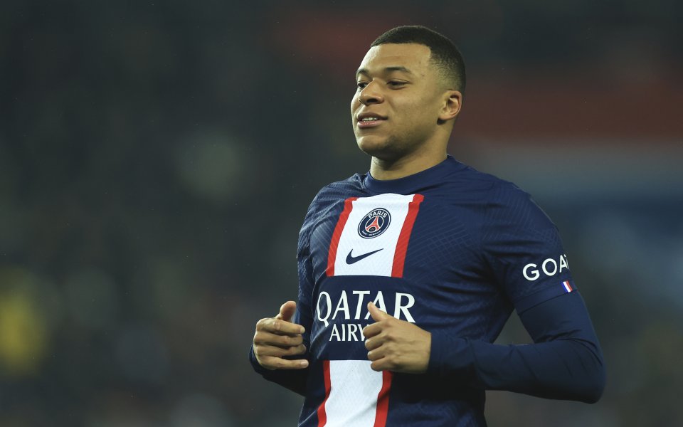 Две минути по късно Меси подаде към Екитике, който прескочи