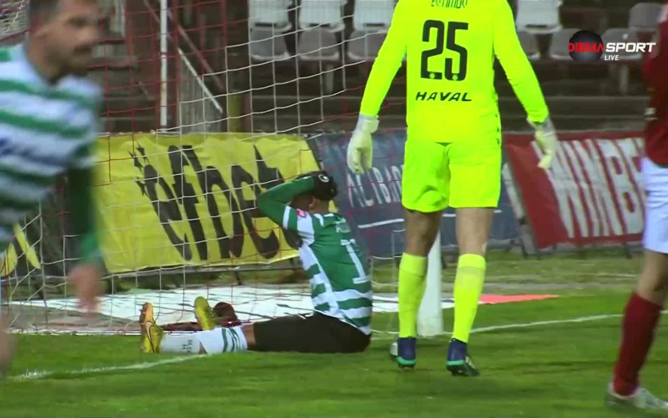 В 8-а минута Черно море организира страхотна атата отляво, при