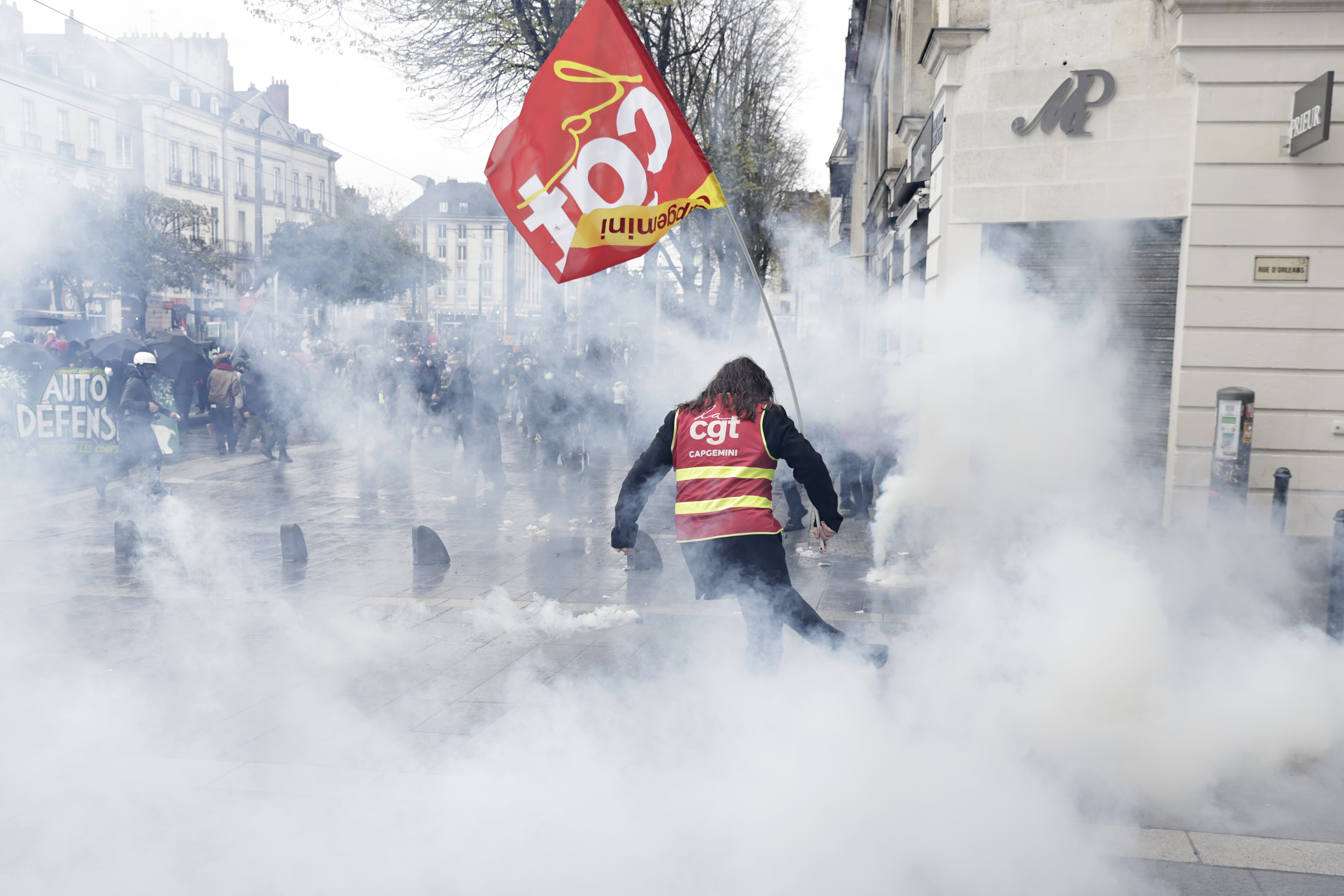 <p>Поредни протести срещу пенсионната реформа във Франция, прокарвана от правителството на президента Еманюел Макрон. В Париж, Лион и Нант този следобед избухнаха размирици след неуспешните преговори вчера относно реформата между кабинета в Париж и водещите френски профсъюзи.</p>