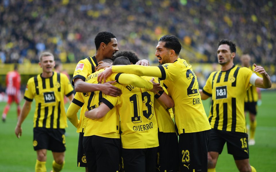 Борусия Дортмунд постигна трудно, но важна победа над основния си