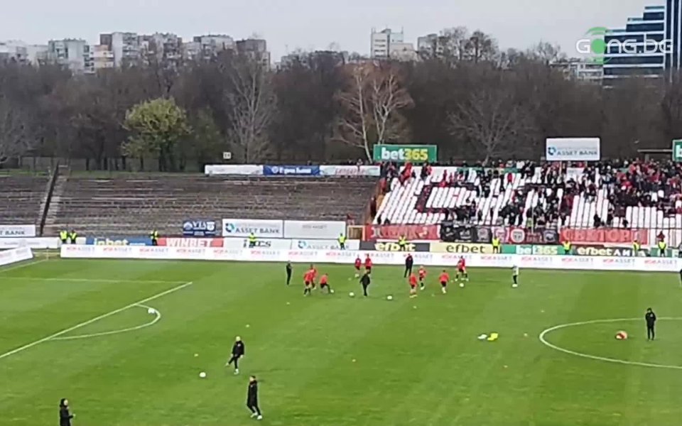 Отборите на Славия и ЦСКА загряват преди столичното дерби в