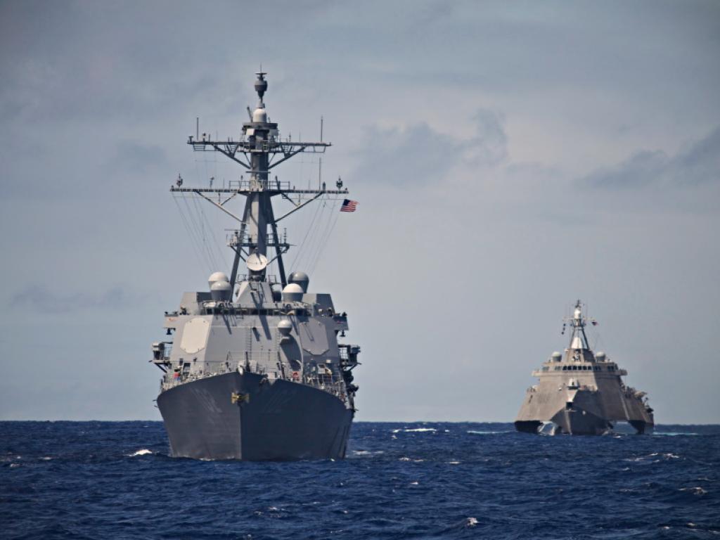 Китайските военни съобщиха че американски боен кораб е навлязъл незаконно