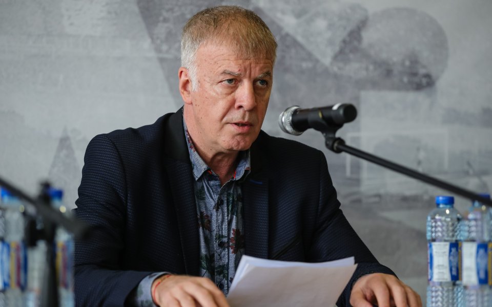 Мажоритарният собственик на Левски Наско Сираков продължава с търсенето на