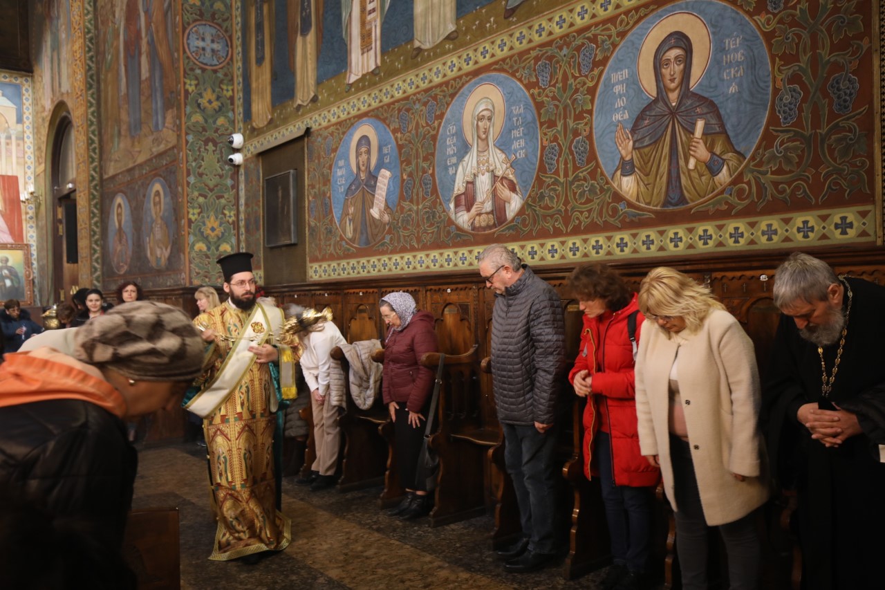 <p>Велики четвъртък е най-важният ден от Страстната седмица. В църквата &quot;Света София&quot;, както и в редица храмове в страната, беше отслужена литургия и много миряни се помолиха и запалиха свещ за здраве.</p>