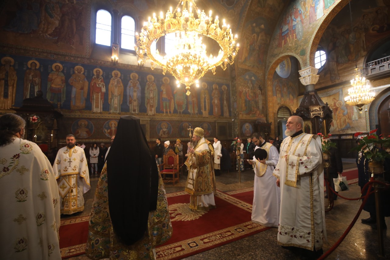 <p>Велики четвъртък е най-важният ден от Страстната седмица. В църквата &quot;Света София&quot;, както и в редица храмове в страната, беше отслужена литургия и много миряни се помолиха и запалиха свещ за здраве.</p>