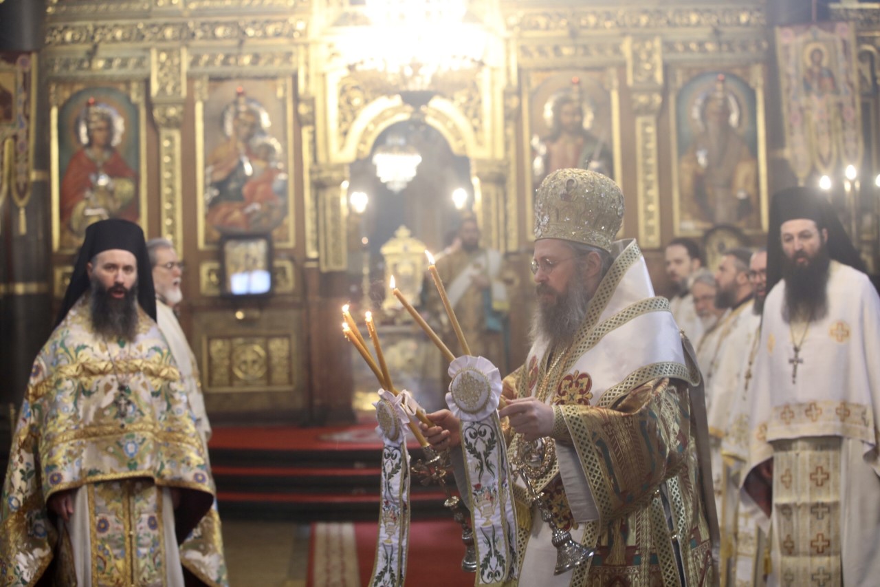 <p>Велики четвъртък е най-важният ден от Страстната седмица. В църквата &quot;Света София&quot;, както и в редица храмове в страната, беше отслужена литургия и много миряни се помолиха и запалиха свещ за здраве.</p>