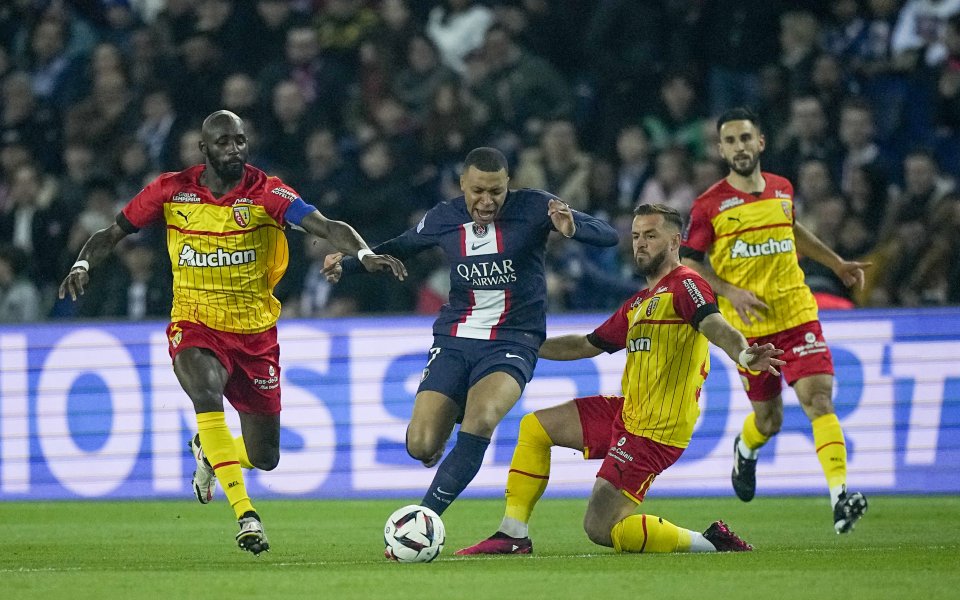 Френският шампион Пари Сен Жермен играе при срещу преследвача си Ланс