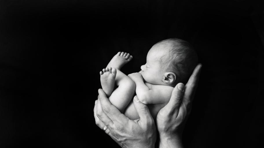Силни мъжки ръце и нежни новородени: Умилителни снимки на татко с бебе
