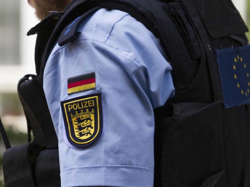 Германската полиция арестува двама тийнейджъри и иззе чифт очевидно оръжия играчки По рано