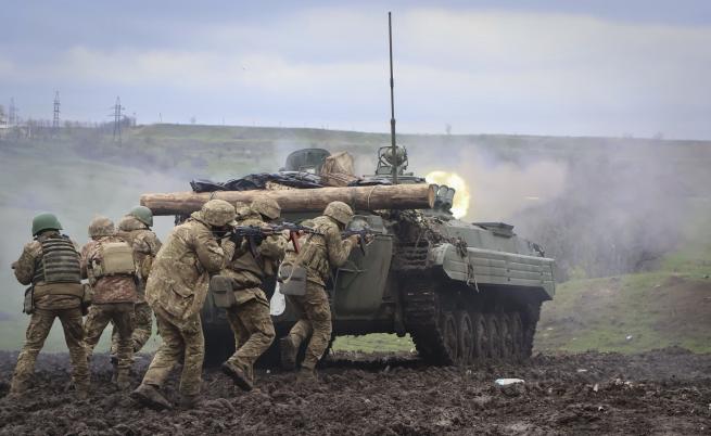 Украйна: Войниците на фронтовата линия ще получават допълнително заплащане от 2700 долара на месец