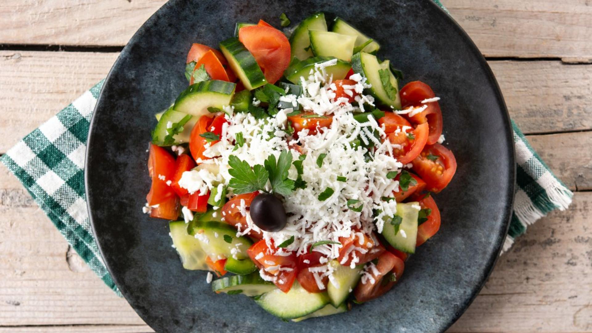 Вгорещините за мнозина българи най подходящата храна е домати краставици и