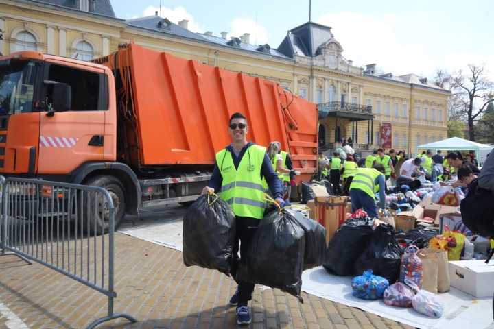 <p>Кампанията по предаване на пластмасови капачки се провежда на площад &bdquo;Княз Александър I Батенберг&rdquo;</p>