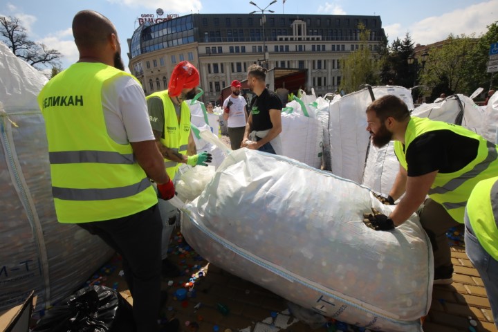 <p>Кампанията по предаване на пластмасови капачки се провежда на площад &bdquo;Княз Александър I Батенберг&rdquo;</p>