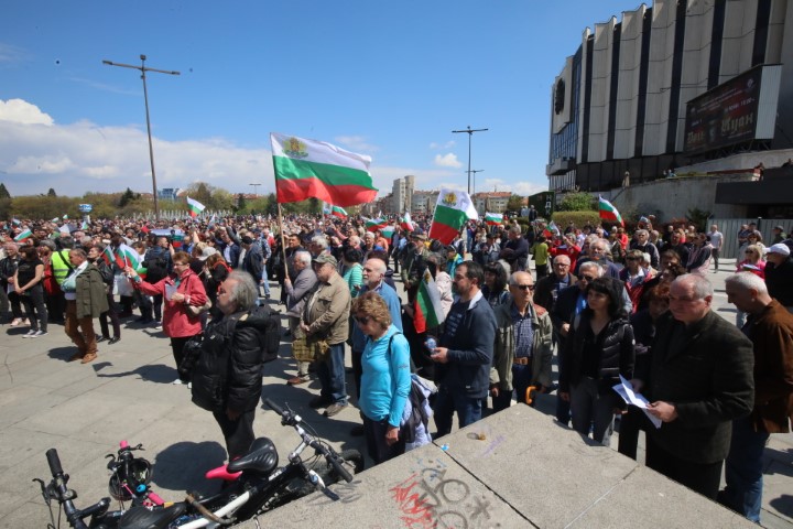 <p>Десетки хора се събраха пред НДК в София за петия &quot;Поход за мир&quot;. По време на похода ще се събират подписи за референдум срещу изпращането на оръжия за Украйна. Инициативата е на Български национален съвет за мир, &quot;Свободна и мирна България&quot;, &quot;Българският род обединен за децата&quot; и други организации. Те настояват страната ни да остане зона на мир и да не участва във военни конфликти.</p>