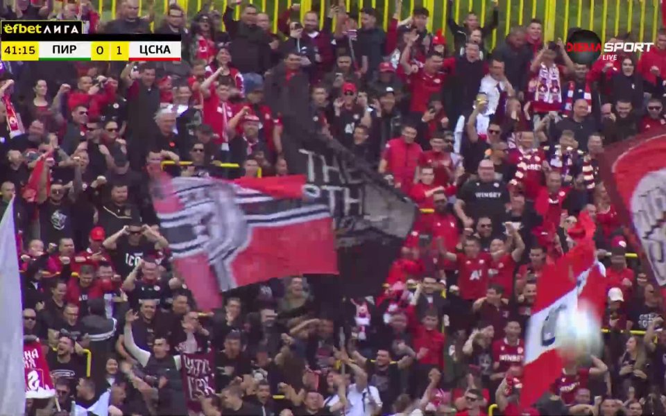 Иван Турицов на десния фланг овладя дълго подаване и напредна