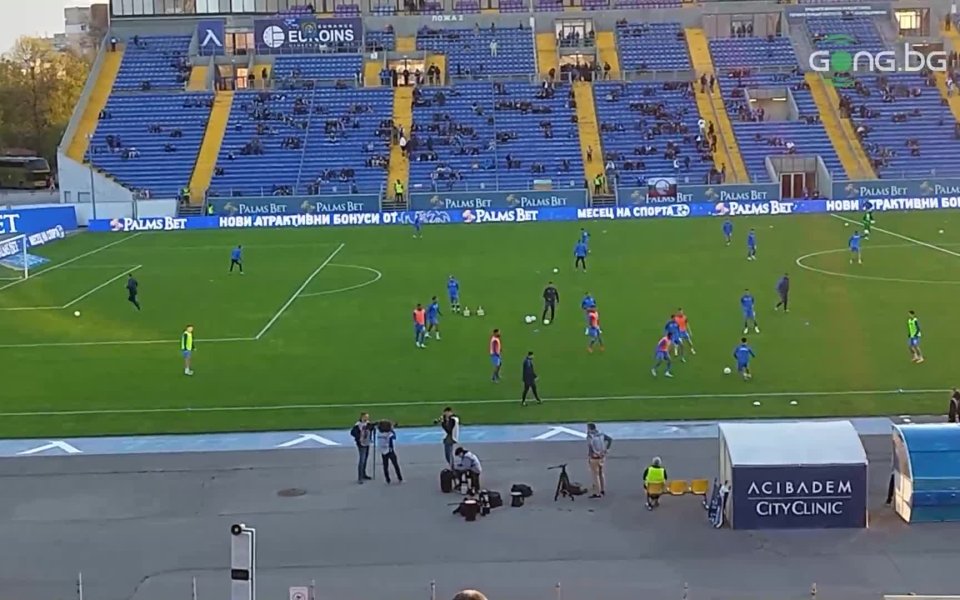 Левски и Берое загряват преди срещата си на Герена. Двубоят