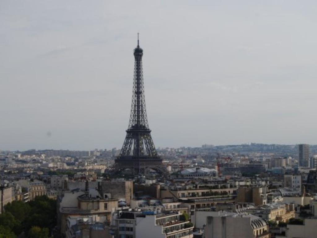 Айфеловата кула във Франция която беше затворена в продължение на