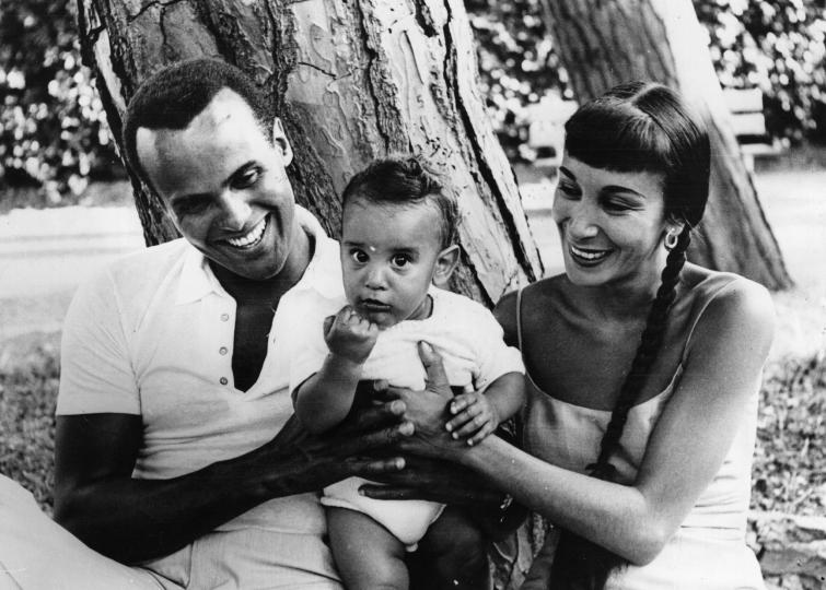 <p>С втората си съпруга Джули Робинсън и сина им Дейвид, 1958 г.</p>