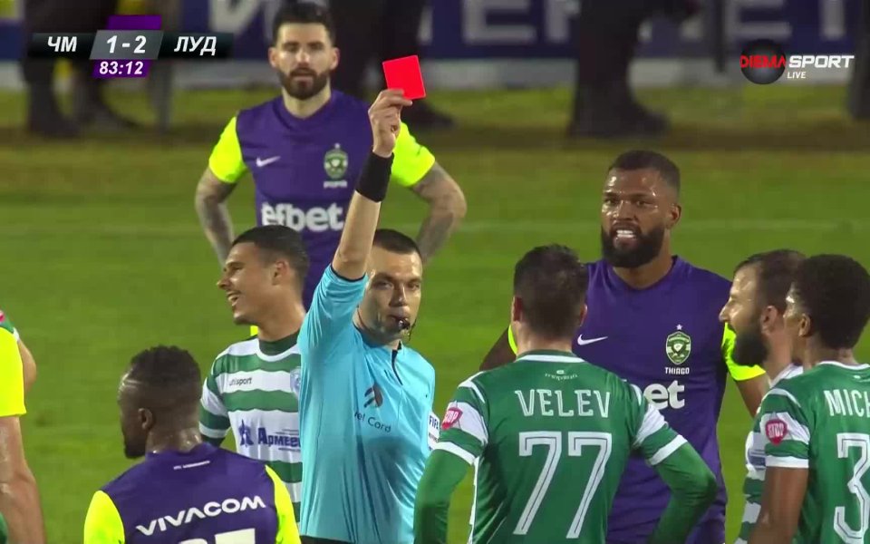 В 82-ата минута Стефан Велев направи много груб фал в