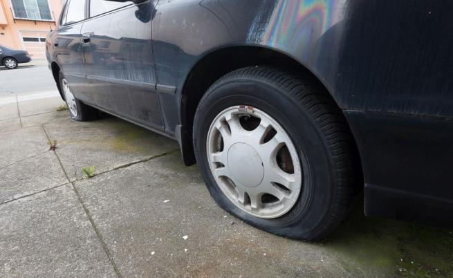 Повдигнаха обвинение на мъжа, срязал гумите на коли в София